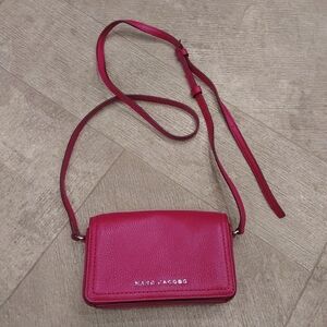 Marc Jacobs Groove leather mini crossbody bag in a fuchsia/pink color